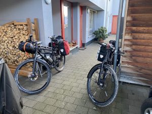 Bepackte Reiseräder vor der Haustür